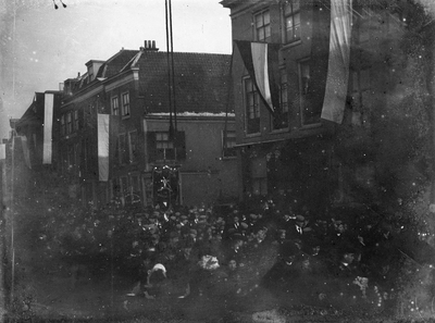 853373 Afbeelding van de drukte in de Voorstraat te Utrecht tijdens een bezoek van koningin Wilhelmina.